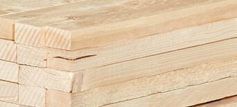 Gestapelte Dachlatten bereit für den Einsatz im Holzbau.