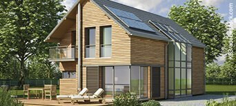 Modernes Einfamilienhaus mit Holzfassade, großen Fensterfronten, Balkon und Solarpanelen auf dem Dach.
