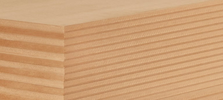 Nahaufnahme einer MDF-Platte mit feiner Schichtung, ideal für Möbelbau und Innenausbau.