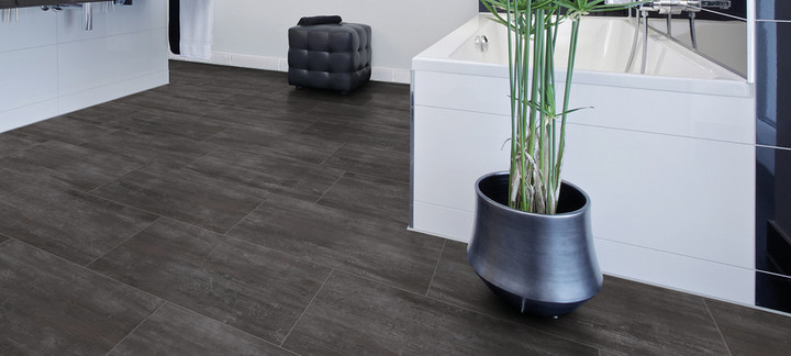 Hochwertiges dunkles Vinyl wurde im Badezimmer verlegt.
