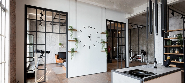 Türen im Loft-Stil mit schwarzen Metallrahmenelementen verbinden Küche und Wohnbereich.