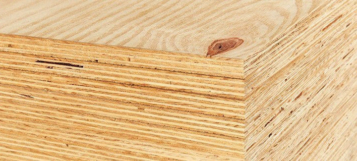 Gestapelte Bausperrholzplatten mit sichtbarer Schichtenverleimung und natürlicher Holzmaserung.