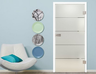 Glastür aus satiniertem Glas mit vier quer verlaufenden Streifen. Die Tür steht vor einer blauen Wand. Links und rechts sind dekorative Elemente sichtbar.