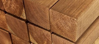 Große Holzbalken als Konstruktionselemente im Bau verwendet.