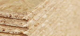 OSB-Platten mit grober Spanstruktur, stabil und vielseitig einsetzbar für Bau- und Innenausbauprojekte.