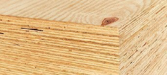 Nahaufnahme von Bausperrholz mit sichtbarer Schichtenverleimung und natürlicher Holzmaserung.