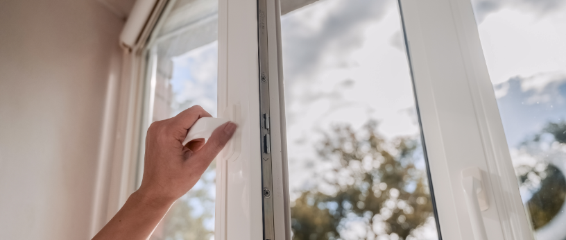 Hand öffnet Fenster